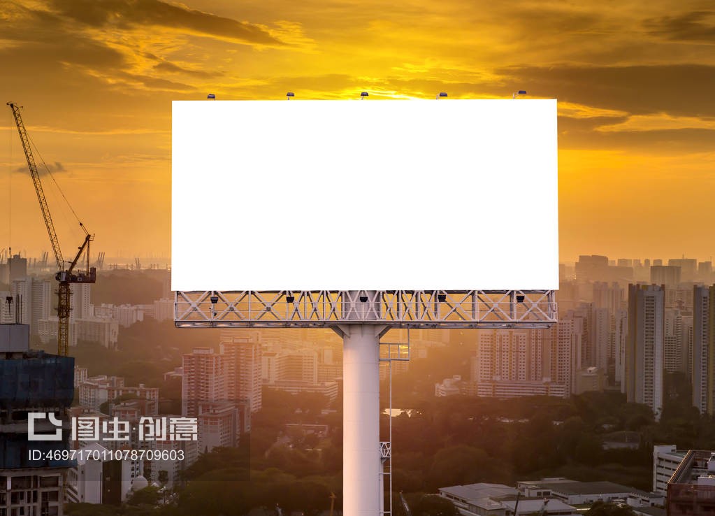 公路上的广告牌或广告海报billboard or advertising poster on highway for advertisement con