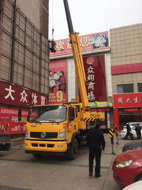 市容四中队强力拆除大型户外广告 消除安全隐患